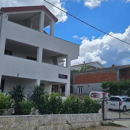 Stars Gornji Karin Exterior foto